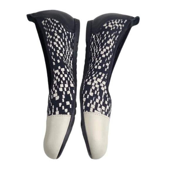 Munro Henlee Checkered Black and White Patterned Round Toe Ballet Flats - Picture 6 of 7